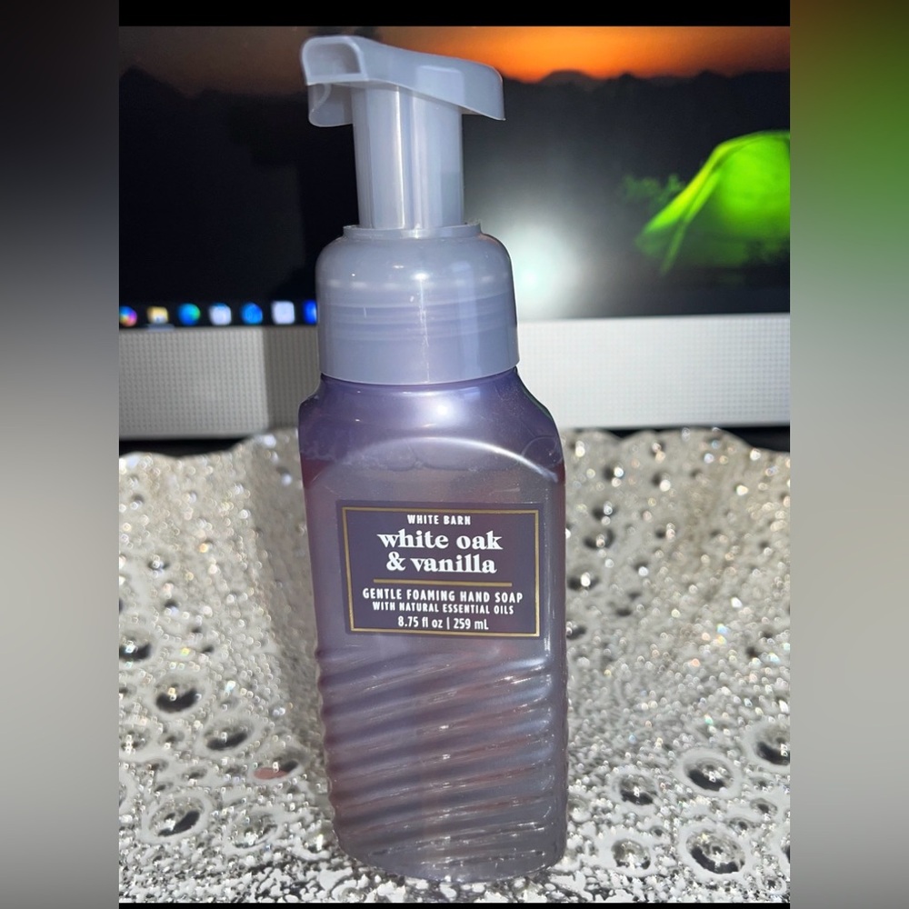 Bath & Body Works White Barn White Oak and Vanilla Gentle Foaming Hand Soap